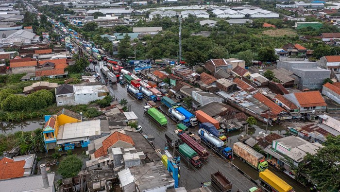 Hingga Senin (2/1) pukul 17:00 WIB, banjir masih merendam Jalur Pantura Kaligawe-Genuk, Semarang, Jawa Tengah. Begini potretnya dari udara.