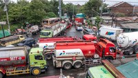Tampak kendaraan bermotor terjebak kemacetan saat pengalihan arus lalu lintas di persimpangan Genuk.