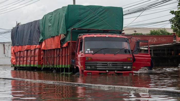 Hingga Senin (2/1) pukul 17:00 WIB, banjir masih merendam Jalur Pantura Kaligawe-Genuk, Semarang, Jawa Tengah. Begini potretnya dari udara.