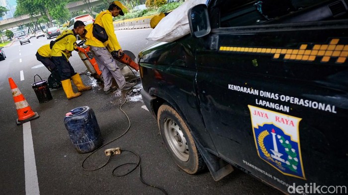 Bikin Pesepeda Jatuh, Jalan Bolong di Semanggi Ditambal Lubang tak seberapa lebar telah membuat pesepeda terjatuh di kolong Semanggi, Jakarta, tadi pagi. Kerusakan jalan kini sudah ditambal.