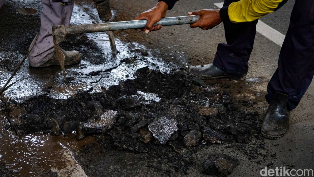 Lubang tak seberapa lebar telah membuat pesepeda terjatuh di kolong Semanggi, Jakarta, tadi pagi. Kerusakan jalan kini sudah ditambal.