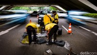 Lubang kecil itu terletak di Jl Jenderal Sudirman, di kolong Simpang Susun Semanggi, arah ke Bundaran HI.   