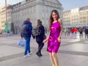 Gokil! Bunda Corla Nekat Goyang Pakai Mini Dress di Tengah Cuaca Dingin Jerman