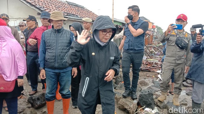 Bupati Indramayu Nina Agustina meninjau lokasi terdampak gelombang tinggi air laut.