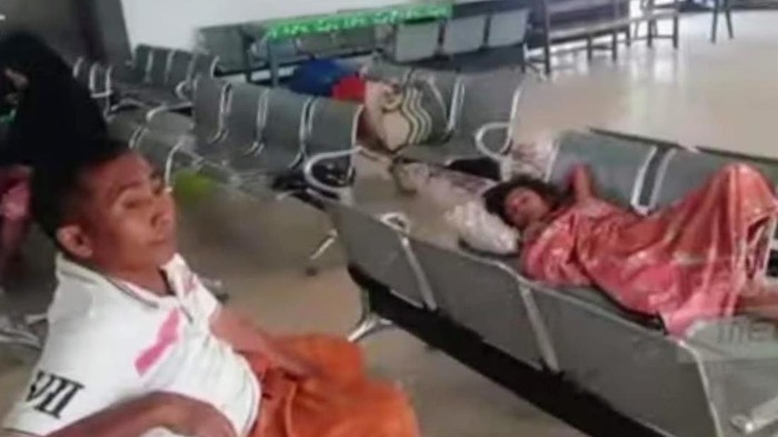 calon penumpang di pelabuhan jangkar situbondo mulai kehabisan bekal-uang