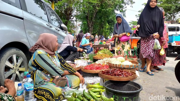 dampak banjir di sampang, pasar dan sekolah kebanjiran