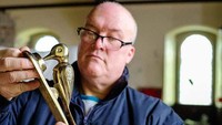 Brian Cairns, seorang tukang kayu Inggris, membeli sekerobot kuningan seberat 12 ton seharga US$ 26.200 untuk mengikisnya, tetapi kemudian dia mengetahui nilainya mencapai US$ 2,6 juta.  