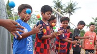 Anak-anak bermain lato-lato di lapangan terbuka di Desa Kayu Agung, Sepatan, Tangerang, Banten, Senin (2/1/2023).