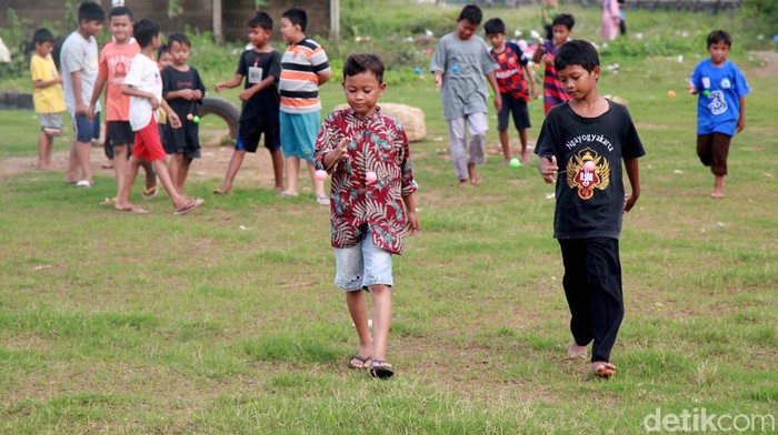 Demam Permainan Lato-lato, Anak-anak Ini Girang Banget! Lato-lato adalah permainan lawas yang kini kembali vilar. Anak-anak di Tangerang, Banten, ini begitu gembira saat memainkannya.