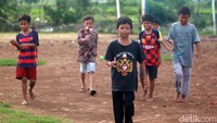 Terlihat anak-anak saling berinteraksi, berkomunikasi dan saling memberi semangat satu sama lain.