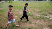 Sebagai catatan, permainan ini sedang digandrungi oleh berbagai kalangan termasuk anak-anak ini.