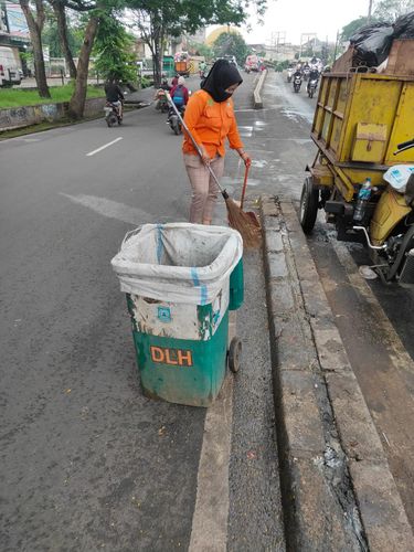 DLH Kota Tangerang bersihkan sampah di jalanan Ciledug (Dok DLH Kota Tangerang)