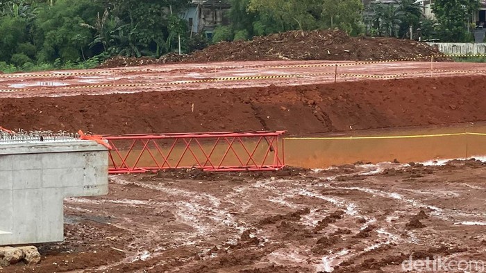 Dua bocah ditemukan tewas di kubangan proyek Tol Limo Depok, Jabar. Sebelum ditemukan tewas, kedua bocah pamit ke orang tua (ortu) untuk membeli petasan. (Devi Puspitasari/detikcom)