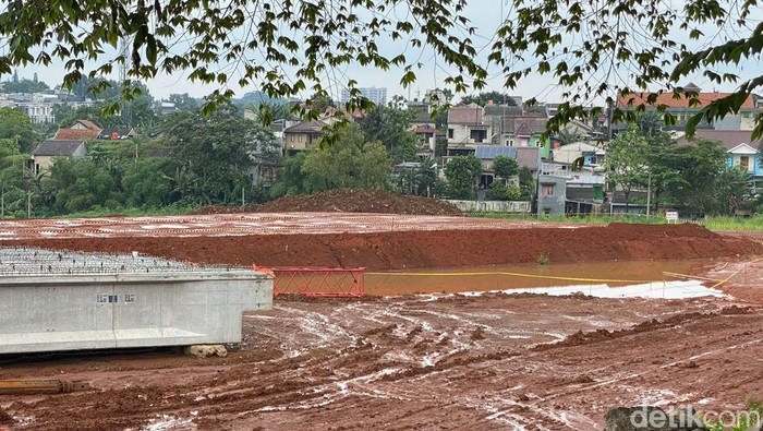 Dua bocah ditemukan tewas di kubangan proyek Tol Limo Depok, Jabar. Sebelum ditemukan tewas, kedua bocah pamit ke orang tua (ortu) untuk membeli petasan. (Devi Puspitasari/detikcom)