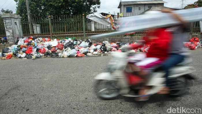 Tumpukan sampah berserakan di jalan Raya Citayam. Sampah tersebut membuat aroma tak sedap menghantui pengendara saat melintas.