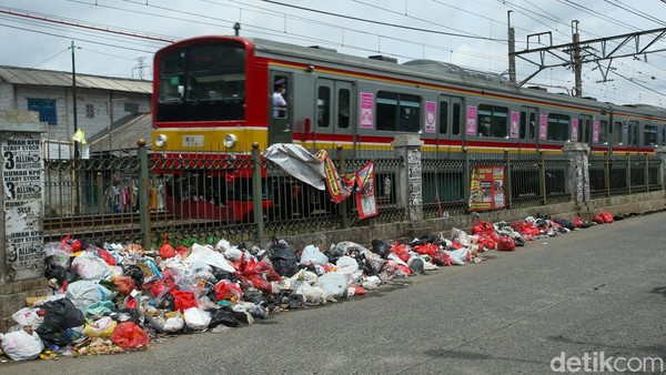 Duh.. Sampah Berserakan di Jalan Raya Citayam Depok
