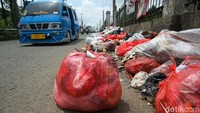 Tumpukan sampah ini menimbulkan aroma tak sedap bagi siapa saja yang melintas.