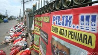 Bahkan imbauan tersebut terlihat rusak sehingga pembuang sampah lebih berani untuk beraksi.  