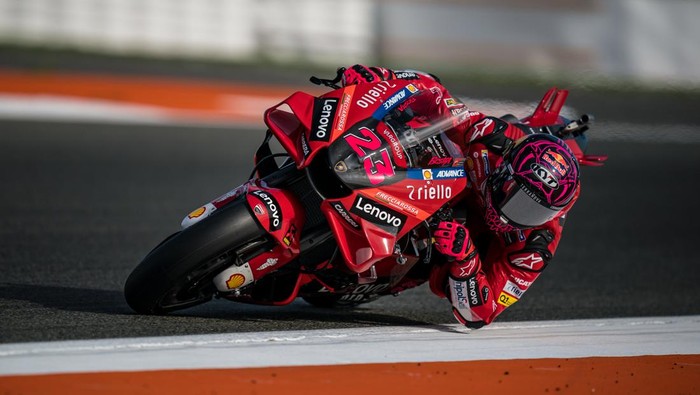 VALENCIA, SPAIN - NOVEMBER 08: Enea Bastianini of Italy and Ducati Lenovo Team rides now the Factory Ducati during the Official MotoGP Valencia Test at Ricardo Tormo Circuit on November 08, 2022 in Valencia, Spain. (Photo by Steve Wobser/Getty Images)
