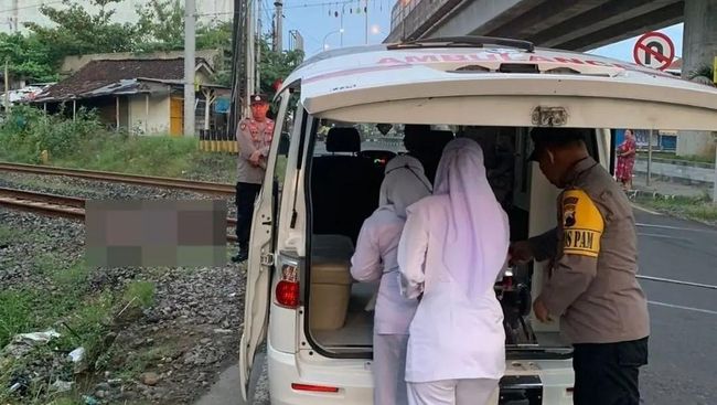 Evakuasi jasad pria di perlintasan kereta api di Desa Palur, Sukoharjo