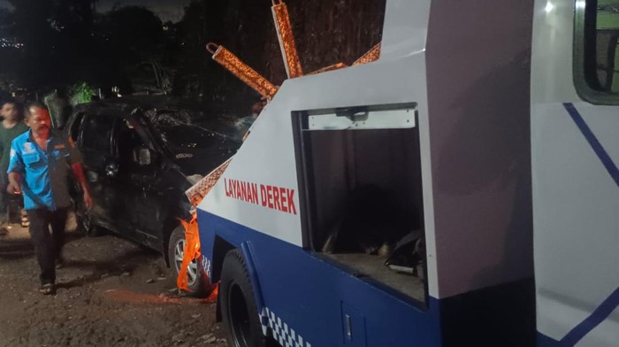 Evakuasi mobil terjun ke jurang di Bogor (dok. polisi)