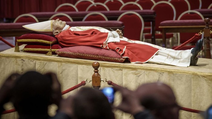 Foto-foto Jenazah Paus Emeritus Benediktus Disemayamkan Jenazah Paus Emeritus Benediktus XVI disemayamkan di Basilika Santo Petrus, Vatikan, mulai hari ini, Senin (2/1). Berikut foto-fotonya.