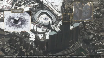 Jemaah Muslim mengitari Kabah suci dan mengunjungi Masjidil Haram Mekkah selama musim haji tahunan. Foto: Maxar Technologies