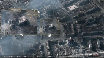Foto satelit menunjukkan akibat awal dari serangan udara Rusia di infrastruktur kota, termasuk di teater Mariupol, di mana sebuah Investigasi Associated Pressmengatakan bahwa sedikitnya 600 orang, termasuk anak-anak, tewas dalam serangan udara 19 Maret itu. Tertulis di belakang gedung adalah tulisan yang bertuliskan ANAK, yang menunjukkan bahwa ada anak-anak di dalam Foto: Maxar Technologies
