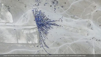 Gambar satelit ini menunjukkan truk dan kendaraan Iran berusaha memasuki Pakistan pada 10 Oktober 2022.Pemerintah Iran menutup perbatasan di tengahkerusuhan di Zahedan, Iran. Foto: Maxar Technologies