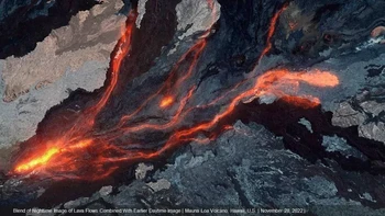 Pada 27 November 2022, gunung berapi Mauna Loa — gunung berapi aktif terbesar di dunia — meletus untuk pertama kalinya dalam 38 tahun. Itu mengubah langit menjadi merah dan menyebabkan penerbangan dihentikan karena partikel abu di udara. Foto satelit malam hari dan siang hari menunjukkan aliran lava dari Gunung Api Mauna Loa di Hawaii. Foto: Maxar Technologies