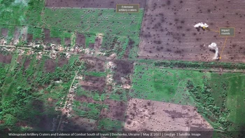 Citra satelit ini menunjukkan akibat dari serangan berat artileri Rusia di lapangan dekat Dovhenke, Ukraina, pada Mei 2022. Foto: Maxar Technologies