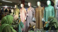 Sebelumnya Presiden Joko Widodo (Jokowi) meninjau Pasar Tanah Abang, Jakarta Pusat (Jakpus) pada pagi hari dan melihat-lihat kondisi pasar tekstile terbesar di Asia Tenggara itu.