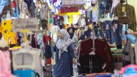 Sejumlah barang yang banyak diburu antara lain busana anak, remaja dan dewasa, batik, serta kebaya.