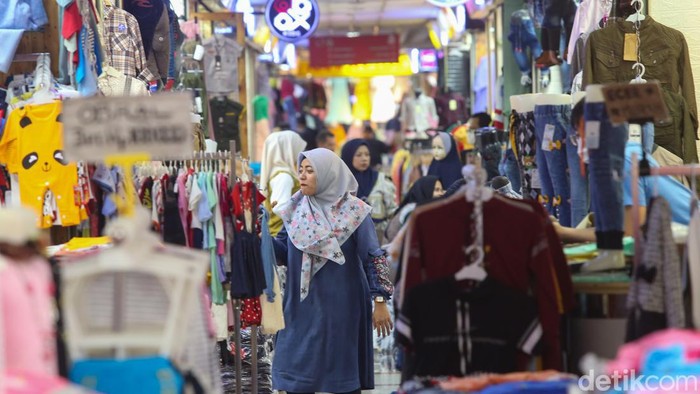 Di awal tahun 2023, suasana Pasar Tanah Abang sebagai salah satu pusat perdagangan tekstil terbesar di Asia Tenggara kembali bergeliat, Senin (02/01/2023).