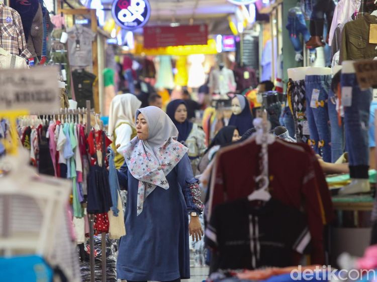 Geliat Pasar Tanah Abang saat Dibuka Usai Libur Tahun Baru 2023