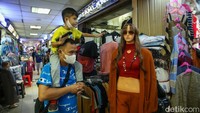 Meski Pasar Tanah Abang padat, tak sedikit dari para pengunjung yang tetap menerapkan protokol kesehatan, seperti menggunakan masker meski kebijakan penerapan PPKM telah dicabut oleh pemerintah.