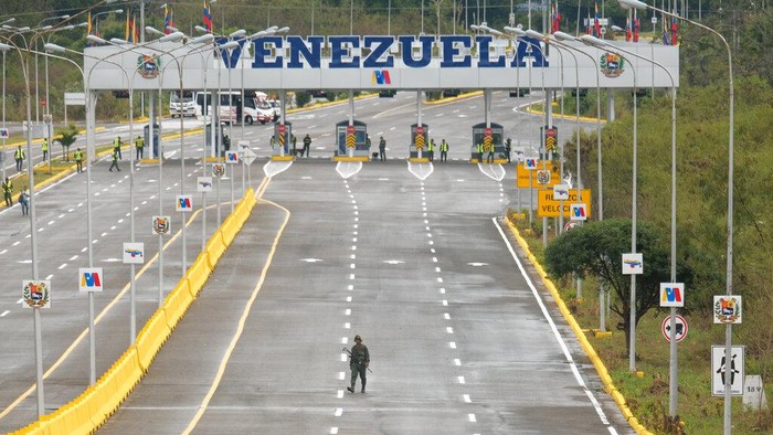 Hore! Warga Venezuela-Kolombia Bisa lintasi Perbatasan Lagi Cars cross the Tienditas International Bridge in San Antonio, Tachira state, Venezuela, Sunday, Jan. 1, 2023. Colombia and Venezuela on Sunday opened the bridge that was finished in 2016 but never inaugurated because years of political tensions. (AP Photo/Ferley Ospina)
