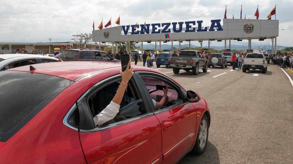 Hore! Warga Venezuela-Kolombia Bisa Lintasi Perbatasan Lagi