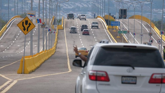 Cars cross the Tienditas International Bridge in San Antonio, Tachira state, Venezuela, Sunday, Jan. 1, 2023. Colombia and Venezuela on Sunday opened the bridge that was finished in 2016 but never inaugurated because years of political tensions. (AP Photo/Ferley Ospina)