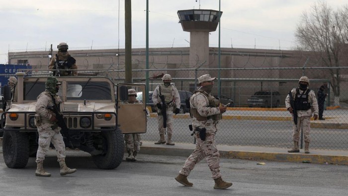Members of the Mexican Army secure an area outside the prison of Ciudad Juarez number 3 after an attack in Ciudad Juarez, Chihuahua state, on January 1, 2023. - Gunmen attacked a prison in the northern Mexican city of Ciudad Juarez on Sunday, leaving 14 people dead and allowing 24 inmates to escape, the Chihuahua state prosecutor's office said. An unknown number of gunmen aboard armoured vehicles took part in the attack, and the dead included ten correctional officers and security agents, it said in a statement. (Photo by HERIKA MARTINEZ / AFP) (Photo by HERIKA MARTINEZ/AFP via Getty Images)