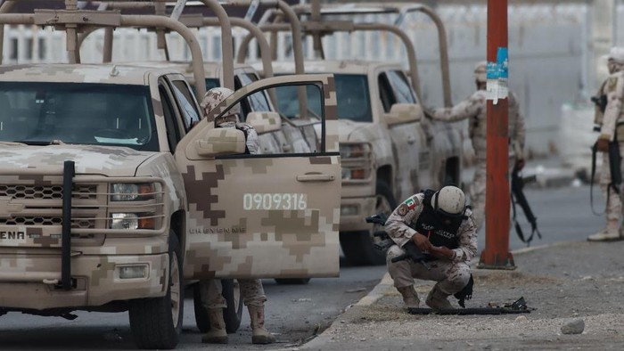 Horor Penembakan di Penjara Meksiko, Belasan Orang Tewas-Puluhan Napi Kabur CIUDAD JUAREZ , MEXICO - JANUARY 01: Security forces take measures after a prison riot broke out at the CERESO state prison in Ciudad Juarez, Mexico on January 01, 2023. 14 inmates killed and dozens injured in the prison where more than 30 dangerous prisoners escaped. (Photo by Christian Torres/Anadolu Agency via Getty Images)