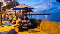 Penataan Kawasan Pantai Malalayang dilaksanakan dengan anggaran APBN Tahun Jamak 2020-2022 sebesar Rp65,48 miliar. Pembangunannya dilaksanakan di atas lahan seluas 18.500 m2.