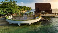 Pulau Bunaken memiliki peran strategis dalam aktifitas wisata sebagai entrance bagi para wisatawan yang akan menuju kawasan perairan/ pulau-pulau. Oleh karenanya menjadi penting untuk melakukan penataan di Pulau Bunaken untuk menciptakan kawasan yang representatif dan memiliki kualitas lingkungan dan pelayanan yang baik bagi para wisatawan.