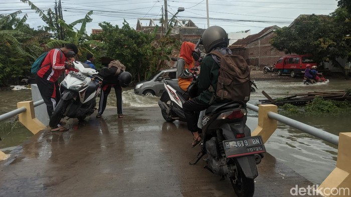 Jalan alternatif Demak-Semarang di Desa Prampelan Sayung banjir, Senin (2/1/2023).