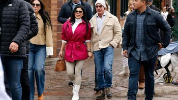 Kemana-mana mereka pun selalu bersama-sama dan seakan tak mau lepas satu sama lain. Foto: Getty Images