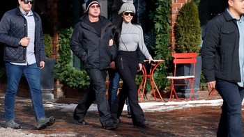 Mereka tampak selalu mesra kemana-mana dan Lauren selalu berpegangan tangan dengan Jeff Bezos. Keduanya menjalin kasih sejak 2019 dan berpisah dengan suami dan istri masing-masing. Foto: Getty Images