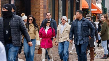 Ini dalam kesempatan lain Bezos dan Lauren Sanchez berjalan-jalan di area yang sama, masih dengan pengawalan ketat dari para bodyguard. Foto: Getty Images