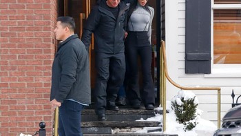 Jeff Bezos dan Lauren Sanchez meninggalkan restoran mewah White House Tavern di Aspen, Colorado. Mereka berwisata di resor tempat bermain ski yang berselimut es untuk merayakan pergantian tahun. Foto: Getty Images
