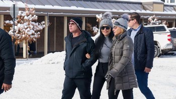 Jeff Bezos tampil santai sedangkan Laura stylish dalam balutan pakaian yang cukup seksi. Foto: Getty Images