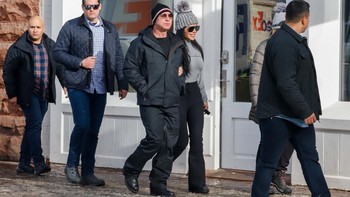 Tampak keduanya berada dalam pengawalan ketat para bodyguard. Maklum saja, Bezos adalah sosok penting, terkenal, dan salah satu orang terkaya di dunia. Foto: Getty Images